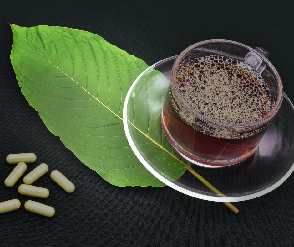 Kratom má psychoaktivní účinky a pochází z jihovýchodní Asie. Jeho vědecké jméno je Mitragyna speciosa
