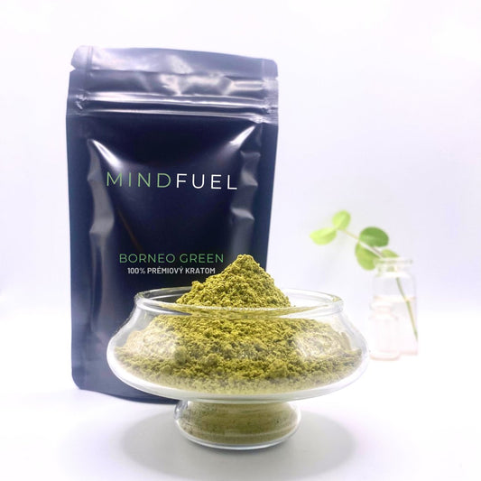 Mindfuel Kratom Borneo Green v černém doypacku s bílým pozadím